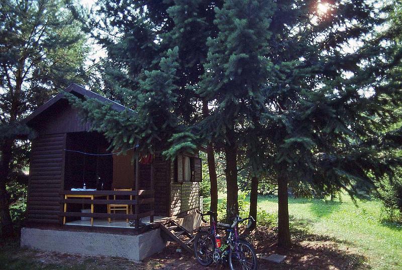 WT 4100 382-32 Czech Rep Camping Cabin Exterior.jpg